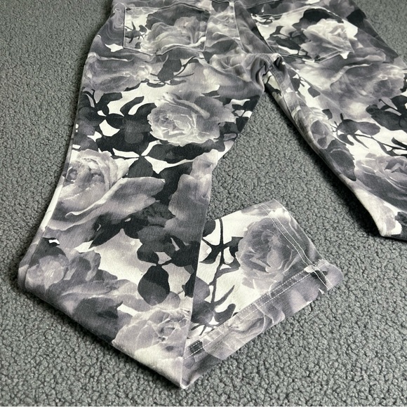 HUE Ladies Gray/White Floral Leggings/Jeggings - Size Large. - Picture 12 of 15